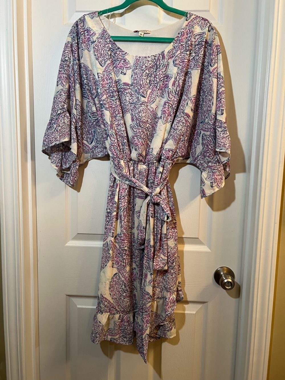 🦋 NWOT ANDREE BY UNIT Cream and Lavender floral  Tie-Waist Midi Dress size 1x - Picture 2 of 7